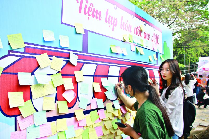 Thí sinh viết về ước mơ trúng tuyển đại học tại ngày hội tuyển sinh đại học, cao đẳng năm 2021 (Ảnh: HL)