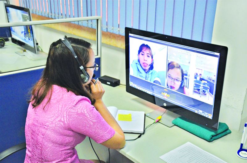 Đại diện doanh nghiệp tuyển dụng phỏng vấn trực tuyến người lao động tại Trung t&acirc;m Dịch vụ việc l&agrave;m H&agrave; Nội