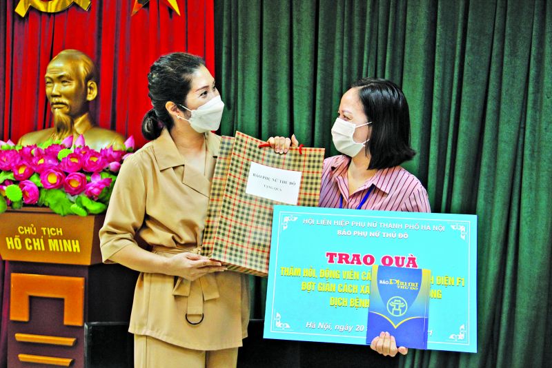 Ph&oacute; Tổng Bi&ecirc;n tập b&aacute;o Phụ nữ Thủ đ&ocirc; L&ecirc; Thị Hồng Minh tặng qu&agrave; cho chị Vũ Thị Dung.