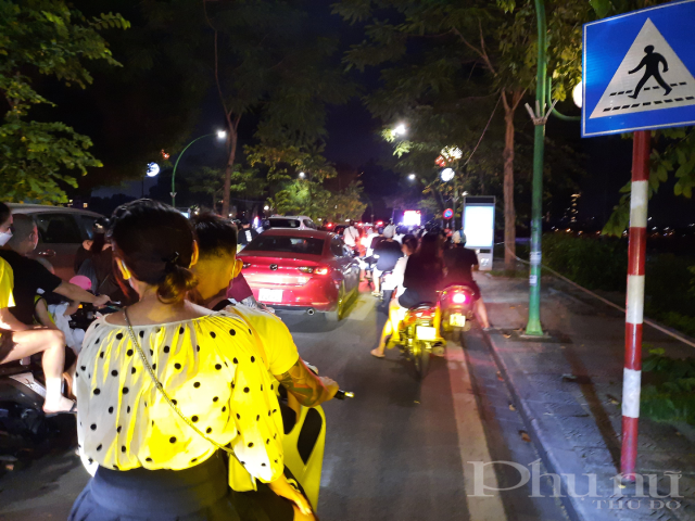 Ghi nhận nhiều trường hợp ra đường không đội mũ bảo hiểm.