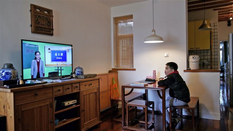 Sha Jie theo dõi bài giảng của giáo viên trên ti-vi. Ảnh: Reuters.