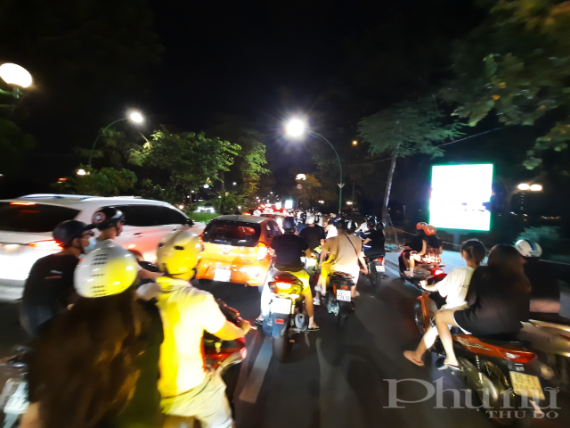 Đường Yên Phụ ùn tắc kéo dài.