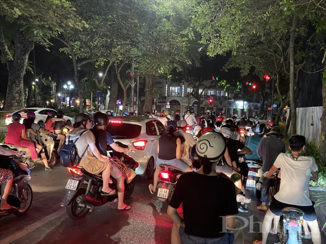 Các tuyến phố trung tâm Thủ đô kẹt cứng trong đêm Trung thu - ảnh 5