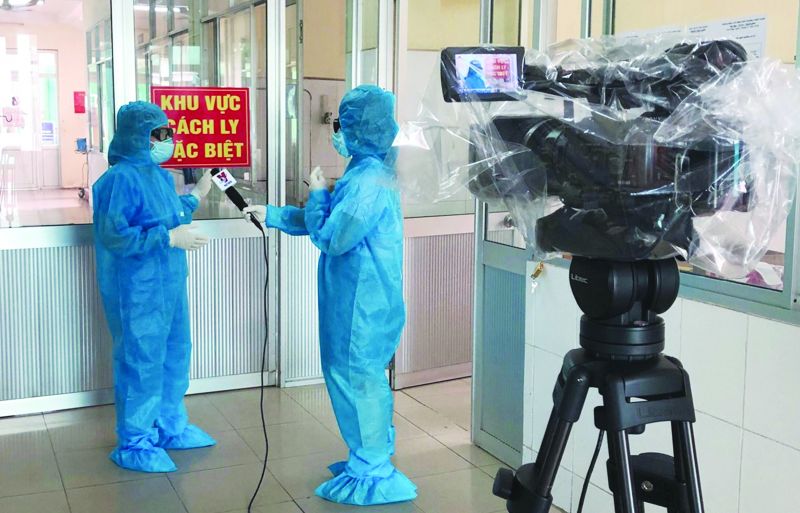 Ph&oacute;ng vi&ecirc;n tr&ecirc;n tuyến đầu đưa tin ph&ograve;ng chống dịch Covid-19 tại t&acirc;m dịch TP HCM