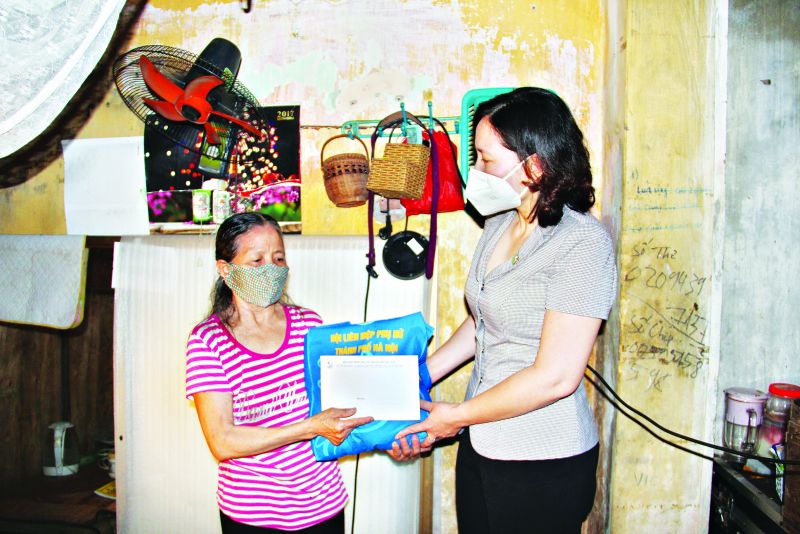 Chủ tịch Hội LHPN H&agrave; Nội L&ecirc; Kim Anh thăm hỏi, tặng qu&agrave; c&ocirc; L&ecirc; Thị Hợp (đang tạm tr&uacute; tại phường Ph&uacute;c X&aacute;, quận Ba Đ&igrave;nh.