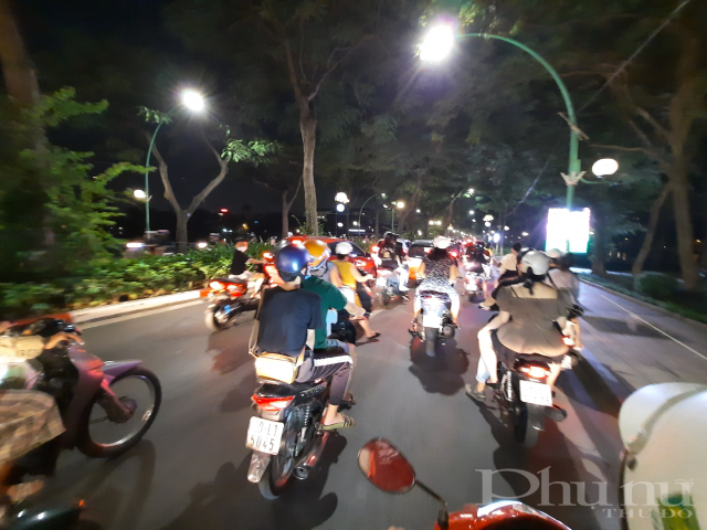 Các tuyến phố trung tâm Thủ đô kẹt cứng trong đêm Trung thu - ảnh 4