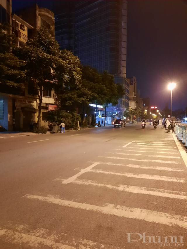 Đường Lê Duẩn vắng vẻ lúc 23h.