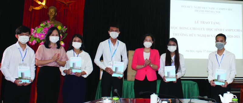 Đồng ch&iacute; L&ecirc; Kim Anh (người thứ 3 từ phải sang) - Chủ tịch Hội LHPN H&agrave; Nội - Chủ tịch Hội Hữu nghị Việt Nam - Campuchia tặng học bổng cho c&aacute;c lưu học sinh