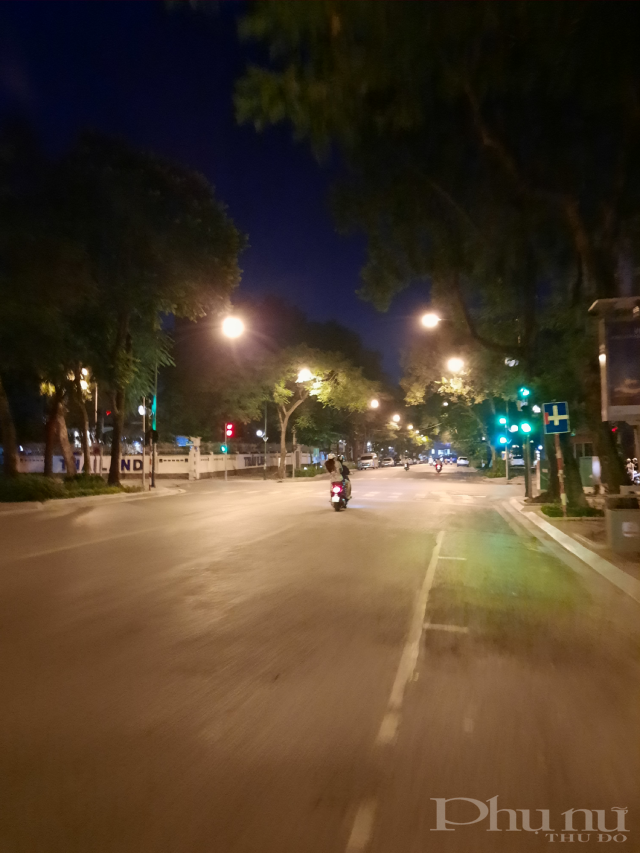 Ghi nhận lúc 10h45 tại đường Lý Thường Kiệt. Đường vắng nhưng xuất hiện nhiều tốp thanh thiếu niên đua xe, lạng lách.