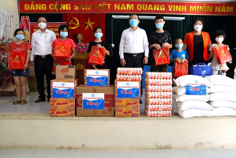 Đồng ch&iacute; Nguyễn Thị Thu Thủy, B&iacute; thư Đảng ủy, Ph&oacute; Chủ tịch Thường trực Hội LHPN H&agrave; Nội tặng qu&agrave; Trung t&acirc;m nu&ocirc;i dưỡng người gi&agrave; v&agrave; trẻ t&agrave;n tật tại x&atilde; Thụy An, Ba V&igrave;. Ảnh: Hồng Nhung