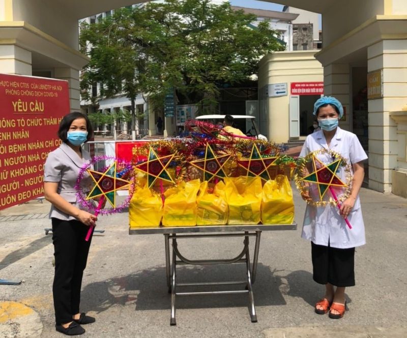 Quà Trung thu được các cấp Hội LHPN quận Hà Đông trao đến