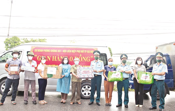 Sư đo&agrave;n Ph&ograve;ng kh&ocirc;ng 361 phối hợp với Hội LHPN H&agrave; Nội tổ chức  chuyến xe &ldquo;Gian h&agrave;ng 0 đồng&rdquo; gửi tặng người d&acirc;n x&atilde; Li&ecirc;n Ninh, huyện Thanh Tr&igrave;