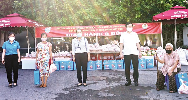 Hội LHPN quận Đống Đa phối hợp tổ chức &ldquo;Gian h&agrave;ng 0 đồng&rdquo; tặng nhu yếu phẩm cho người d&acirc;n