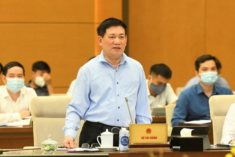 Bộ trưởng Bộ T&agrave;i ch&iacute;nh Hồ Đức Phớc b&aacute;o c&aacute;o tại phi&ecirc;n họp UBTVQH. Ảnh: Quốc hội