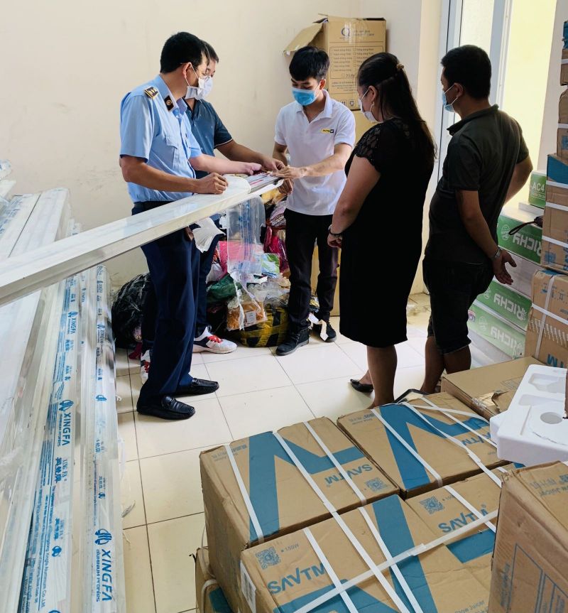 Phát hiện và tạm giữ trên 2 tấn nhôm có dấu hiệu giả mạo nhãn hiệu XINGFA - ảnh 2