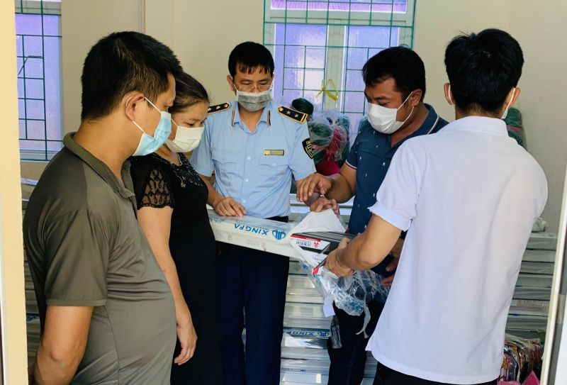 Phát hiện và tạm giữ trên 2 tấn nhôm có dấu hiệu giả mạo nhãn hiệu XINGFA - ảnh 1