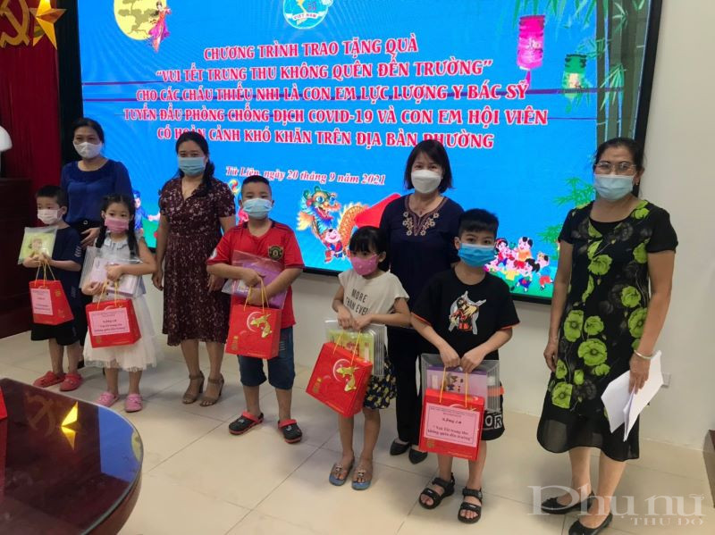 Đồng chí Lê Thị Thu Hằng- Phó Chủ tịch Hội PN quận cùng các cán bộ Hội PN phường Tứ Liên trao tặng quà các cháu con lực lượng y bác sỹ và tuyến đầu.