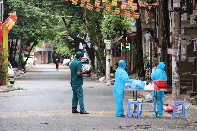 Lấy mẫu xét nghiệm tại phường Giáp Bát, quận Hoàng Mai, Hà Nội.