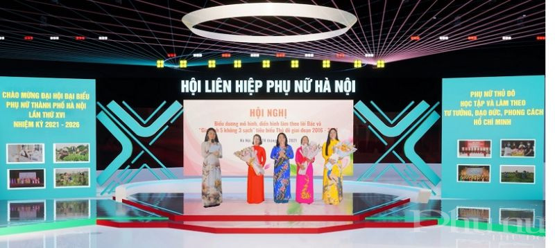 Đồng chí Nguyễn Thị Thu Thủy - Phó Chủ tịch Thường trực Hội LHPN Hà Nội tặng hoa cho các đại biểu tham gia chương trình giao lưu tại hội nghị