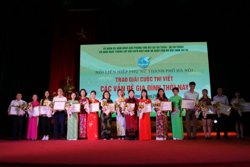 Các tác giả đạt giải trong cuộc thi viết 