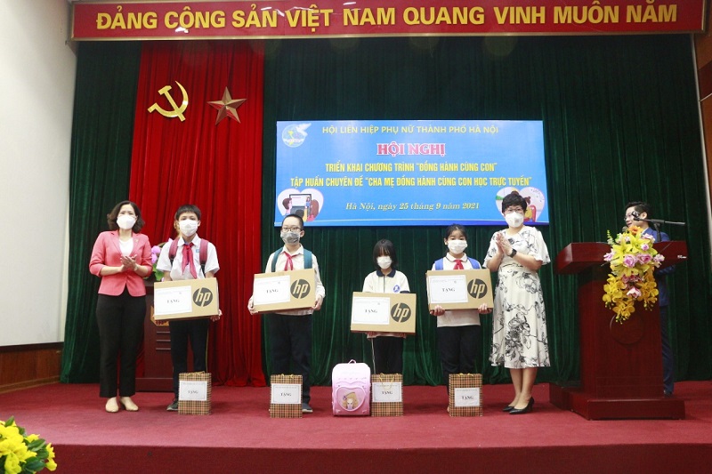 Đồng chí Lê Kim Anh, Chủ tịch Hội LHPN Hà Nội (người ngoài cùng bên trái) và bà Nguyễn Thị Hồng Liên, Giám đốc Ngân hàng Vietinbank chi nhánh Nam Thăng Long trao tặng máy tính, đồ dùng học tập... cho đại diện các cháu học sinh có hoàn cảnh khó khăn Đồng chí Lê Kim Anh, Chủ tịch Hội LHPN Hà Nội (người ngoài cùng bên trái) và bà Nguyễn Thị Hồng Liên, Giám đốc Ngân hàng Vietinbank chi nhánh Nam Thăng Long trao tặng máy tính, đồ dùng học tập... cho đại diện các cháu học sinh có hoàn cảnh khó khăn
