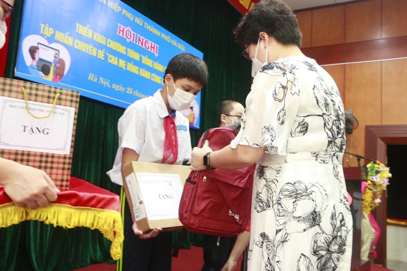 Hội LHPN Hà Nội: Phát động chương trình “Đồng hành cùng con”, hỗ trợ học sinh khó khăn trong dịch Covid-19 - ảnh 4