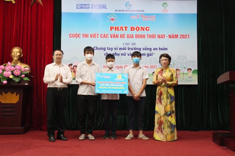 NGƯT.TS Phạm Xu&acirc;n Kh&aacute;nh, hiệu trưởng trường Cao đẳng nghề C&ocirc;ng nghệ cao H&agrave; Nội v&agrave; b&agrave; L&ecirc; Quỳnh Trang, Tổng bi&ecirc;n tập b&aacute;o Phụ nữ Thủ đ&ocirc; trao học bổng  to&agrave;n phần cho đại diện học sinh ngh&egrave;o vượt kh&oacute;.