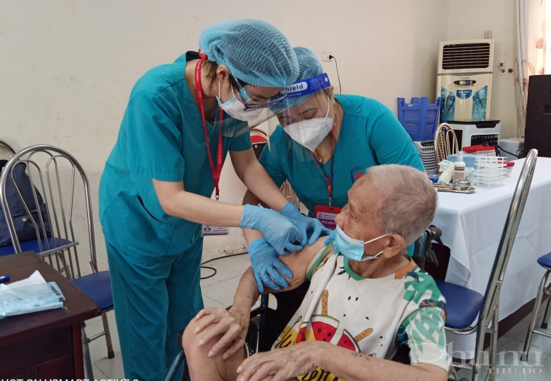 Bác sĩ tiêm chủng cho người cao tuổi tại hội bảo trợ.