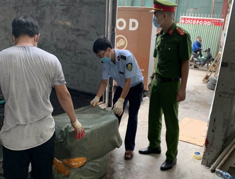 Lực lượng chức năng đang kiểm tra hàng hóa