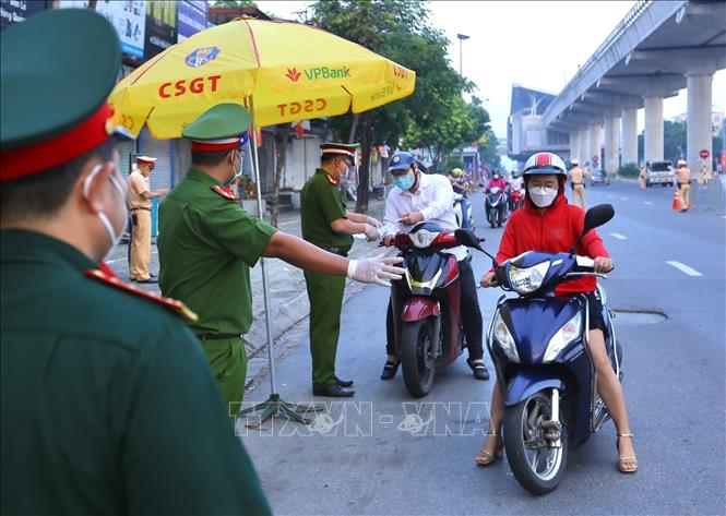 Tăng nặng xử phạt người đi xe gắn máy vi phạm để răn đe. Ảnh: Hoàng Hiếu/TTXVN. Tăng nặng xử phạt người đi xe gắn máy vi phạm để răn đe. Ảnh: Hoàng Hiếu/TTXVN.