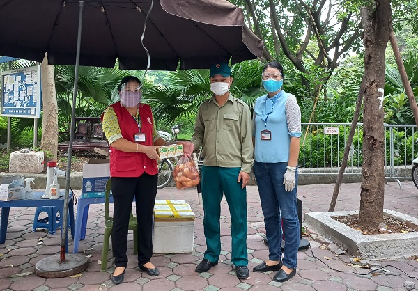 Hội LHPN phường Mễ Trì tặng sữa, bánh mỳ cho lực lượng làm nhiệm vụ tại chốt trực Hội LHPN phường Mễ Trì tặng sữa, bánh mỳ cho lực lượng làm nhiệm vụ tại chốt trực