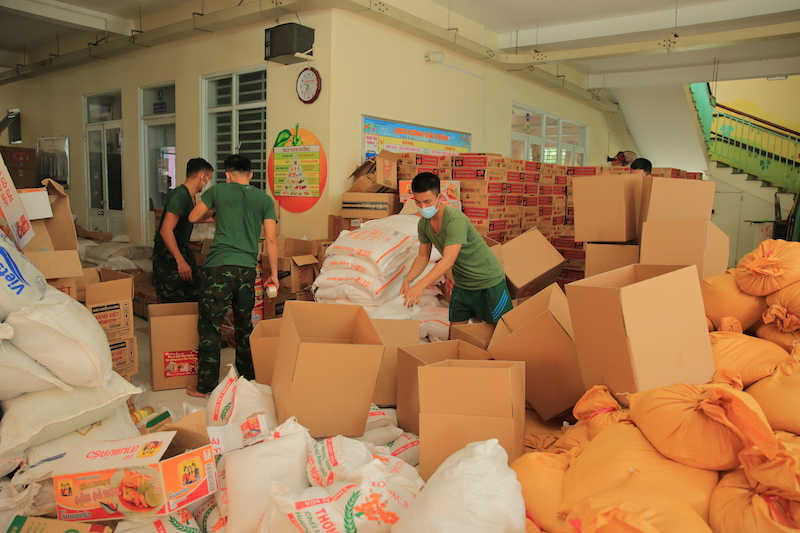 Hàng hoá được các chiến sĩ bộ đội hết lòng hỗ trợ sắp xếp, vận chuyển đến từng địa điểm