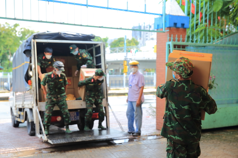 Hàng trăm tấn nhu yếu phẩm tiếp tục được ca sĩ Hà Phương gửi tặng đến bà con gặp khó khăn vì dịch bệnh