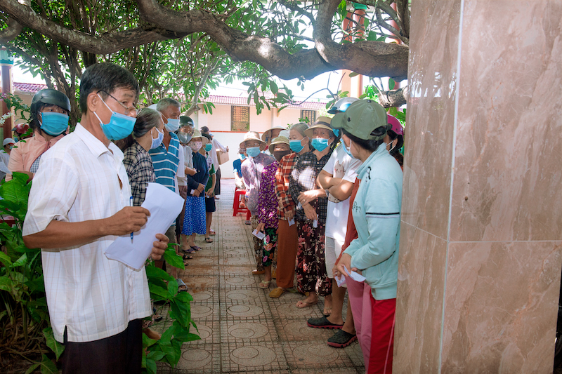 Người dân gặp khó khăn đến nhận hàng cứu trợ của ca sĩ Hà Phương