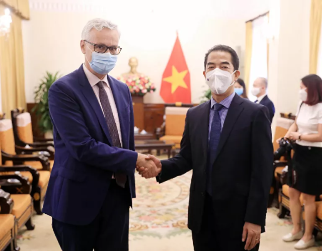 Thứ trưởng Ngoại giao Tô Anh Dũng với Đại sứ Đức tại Việt Nam Guido Hildner dự lễ tiếp nhận. Thứ trưởng Ngoại giao Tô Anh Dũng với Đại sứ Đức tại Việt Nam Guido Hildner dự lễ tiếp nhận.