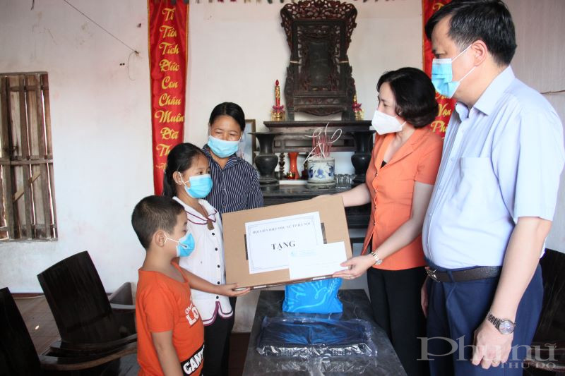 Đồng chí Lê Kim Anh trao tặng máy tính cho cháu Khuất Thị Xuân Tươi.