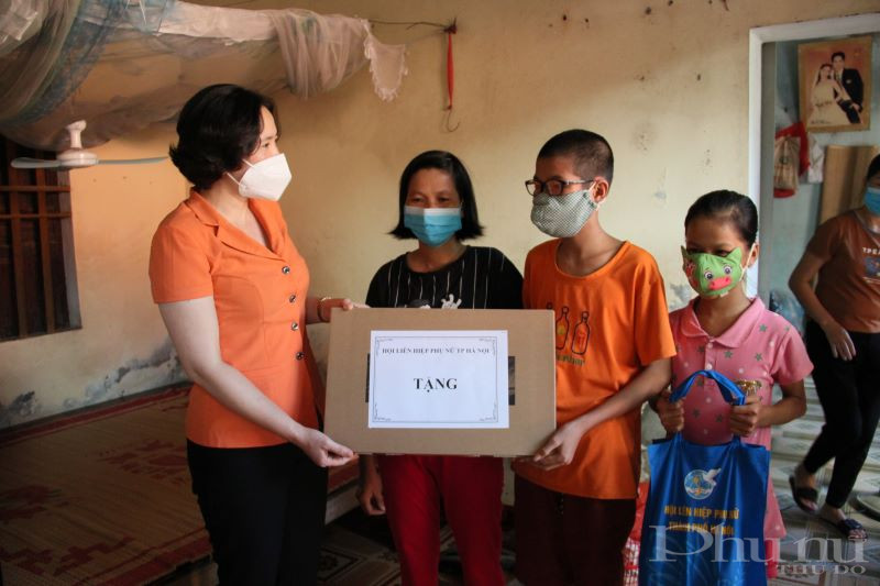 Với cháu Nguyễn Trung Kiên, có một chiếc máy tính xách tay để học trực tuyến vốn là một giấc mơ nay đã trở thành hiện thực.