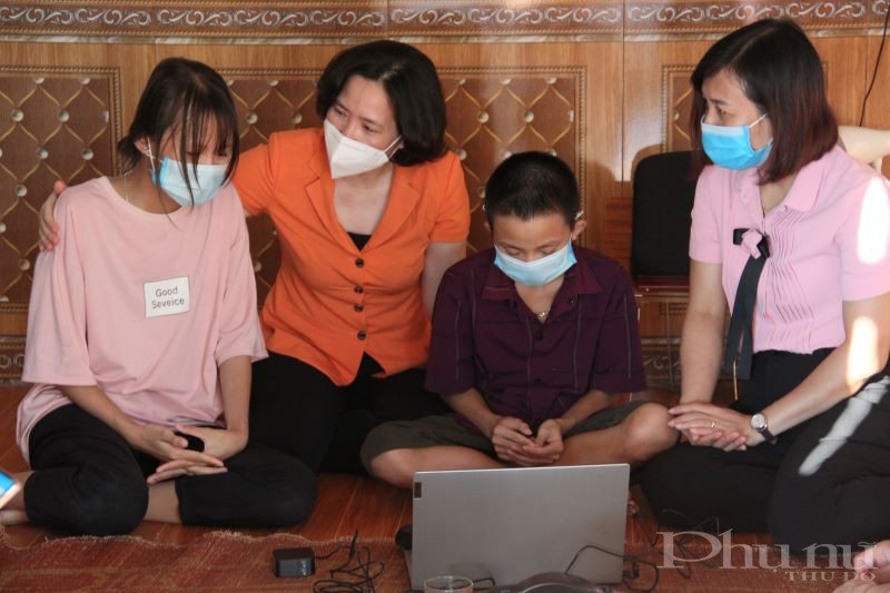 Đồng chí Lê Kim Anh và các thành viên trong đoàn công tác động viên hai chị em cháu Tiến hãy học thật tốt để trưởng thành, giúp mẹ chữa bệnh.