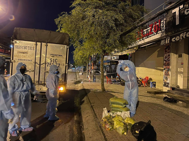 Phi Nhung trong chương trình phát quà từ thiện mùa Covid-19 Phi Nhung trong chương trình phát quà từ thiện mùa Covid-19