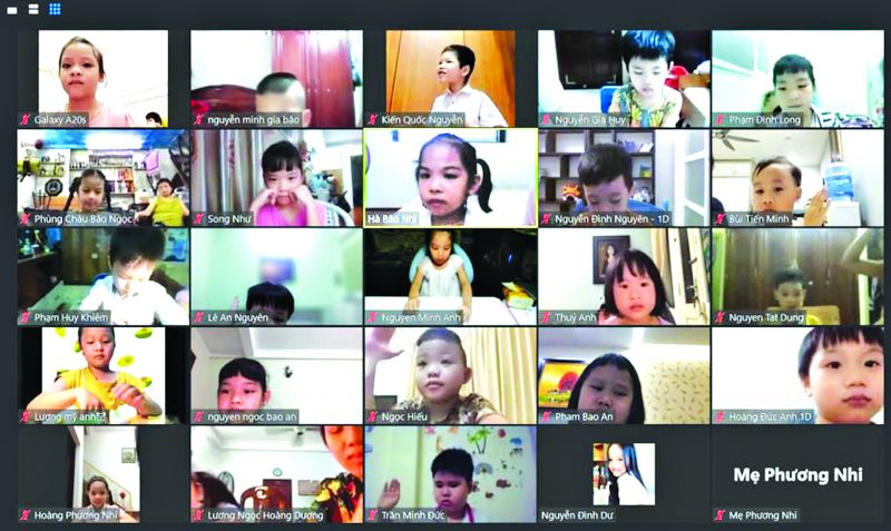 Học sinh khối lớp 1 trường tiểu học Ba Đ&igrave;nh bắt đầu học chương tr&igrave;nh mới qua h&igrave;nh thức trực tuyến Ảnh: THBĐ