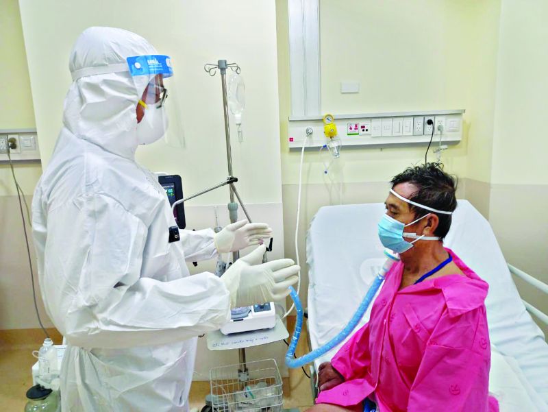 Cử nh&acirc;n Hiền vừa gi&uacute;p bệnh nh&acirc;n tập vận động, vừa an ủi, kh&iacute;ch lệ người bệnh. Ảnh: H&agrave; Văn Đạo