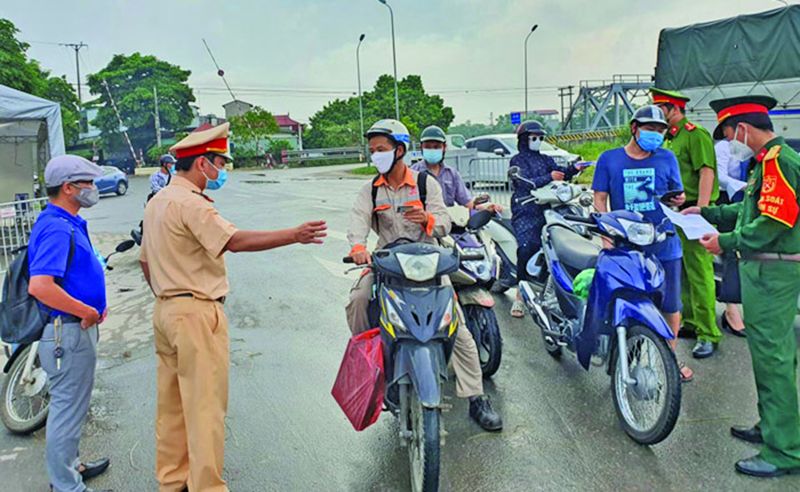 Kiểm soát người dân của Hà Nội làm việc tại tỉnh Hà Nam qua chốt kiểm soát dịch số 1 của thành phố