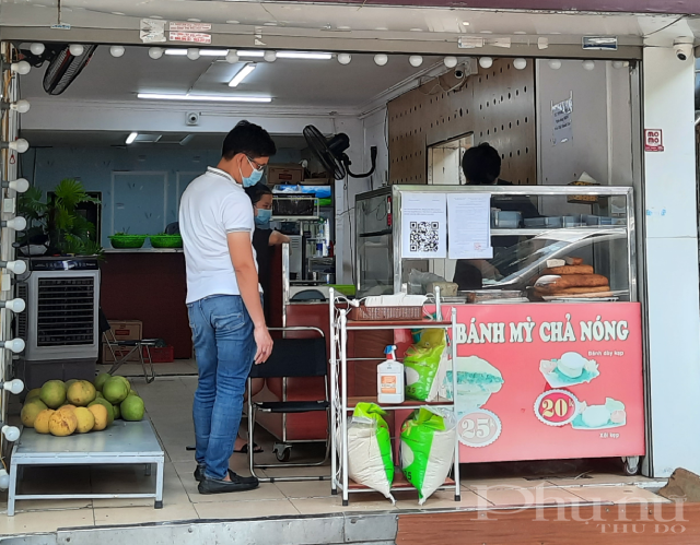 Mặc dù mã QR được dán trước cửa nhưng vị khách này vẫn vô tư đi vào cửa hàng mà không quét mã.