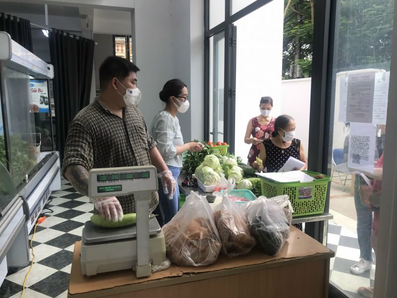 Người dân mua hàng tại điểm bán hàng lưu động phường Nhật Tân, quận Tây Hồ