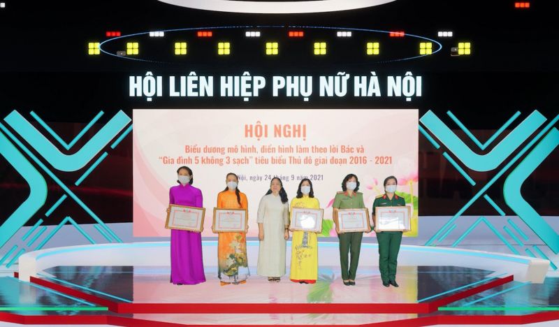 Đồng chí Trần Thu Thủy, Ủy viên Đoàn Chủ tịch, Chánh văn phòng Trung ương Hội LHPN Việt Nam trao Bằng khen cho các tập thể điển hình trong thực hiện làm theo lời Bác tiêu biểu Thủ đô giai đoạn 2016-2021.