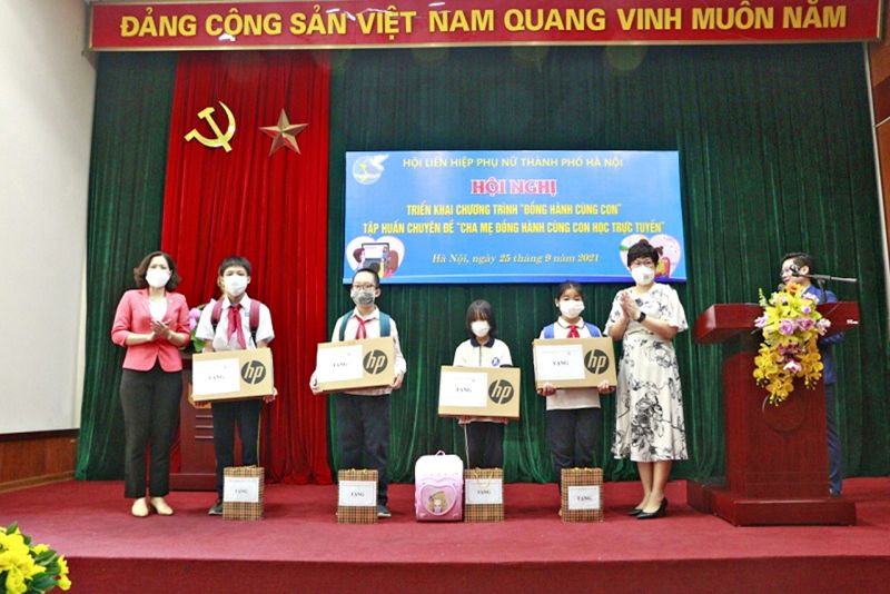 Đồng ch&iacute; L&ecirc; Kim Anh, Chủ tịch Hội LHPN H&agrave; Nội v&agrave; b&agrave; Nguyễn Thị Hồng Li&ecirc;n, Gi&aacute;m đốc Ng&acirc;n h&agrave;ng Vietinbank chi nh&aacute;nh Nam Thăng Long trao tặng m&aacute;y t&iacute;nh, thiết bị học tập cho học sinh c&oacute; ho&agrave;n cảnh kh&oacute; khăn