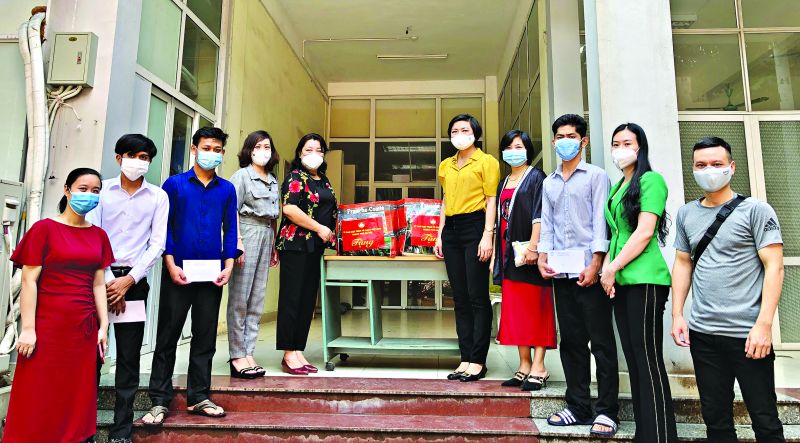 Đoàn công tác trao quà cho lưu học sinh tại đại học Kiến trúc Hà Nội