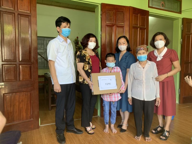 Hoạt động tặng máy tính của Hội LHPN Hà Nội đã giúp cho nhiều học sinh khó khăn không bị gián đoạn học tập trong thời gian dịch bệnh.