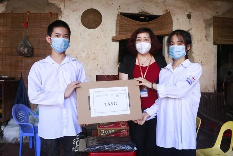 Đồng chí Lê Thị Thiên Hương, Phó Chủ tịch Hội LHPN Hà Nội trao tặng máy tính cho hai chị em học sinh Trịnh Mai Phương