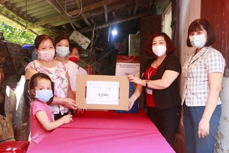 Các đồng chí lãnh đạo Hội LHPN Hà Nội, Hội LHPN huyện Thường Tín thăm, tặng máy tính, đồ dùng học tập cho chị em cháu Vương Ngọc Linh